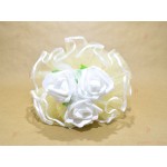 Мини букет с 3 бели рози, златен тюл с бял кант | PARTIBG.COM