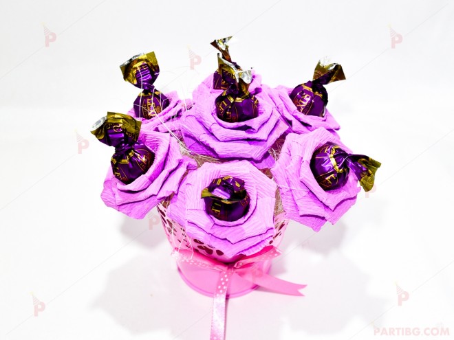 Ръчно изработен букет от сладки рози с бонбон в лилаво | PARTIBG.COM