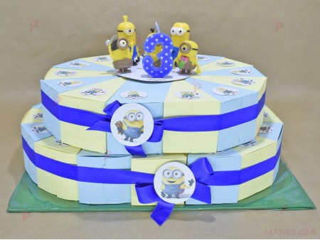 Картонена торта с декор Миньони - 32 парчета