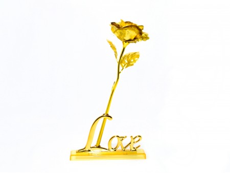 Златна роза в кутия с надпис LOVE